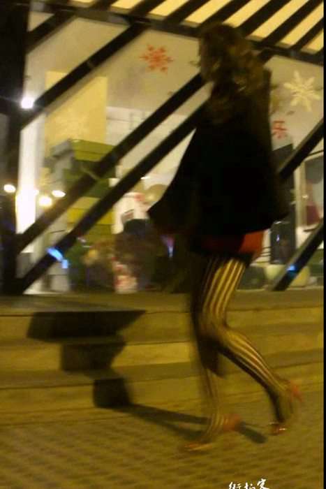 [街拍视频]00244还真有女人穿这样的网袜黑丝太风骚刺激了
