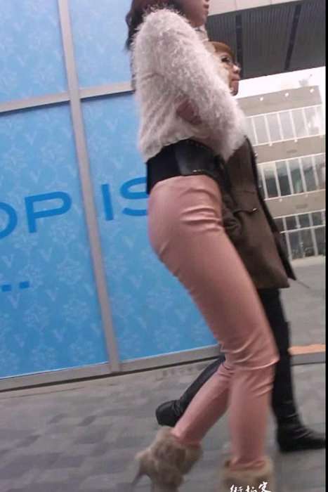 [街拍视频]00251粉色紧身皮裤少妇的诱惑
